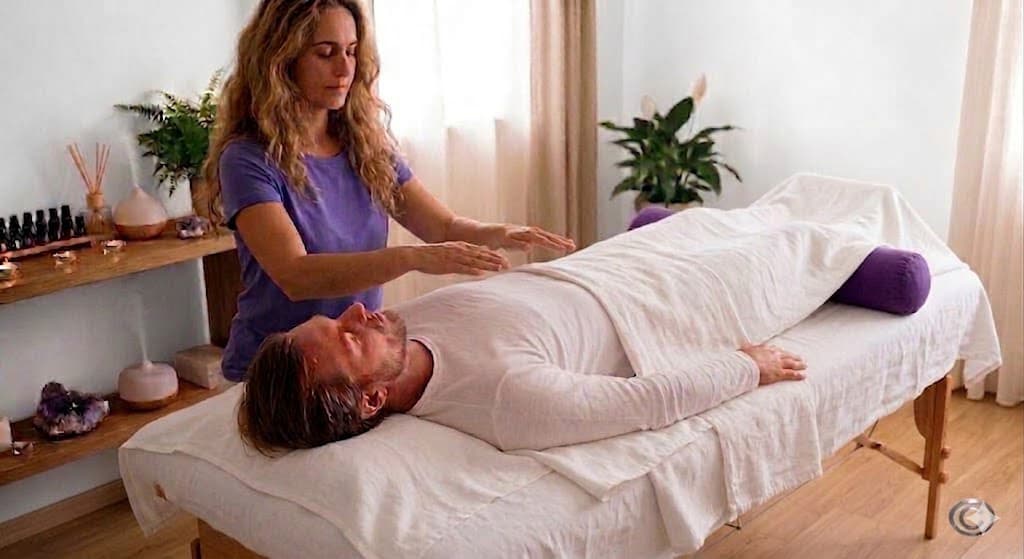 Pessoa a receber tratamento de Reiki